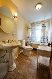 米尔福德La Posada的一间带水槽、卫生间和镜子的浴室