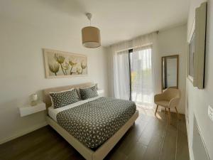 佩罗Stupendo appartamento in Fiera Milano-Up Town的白色的卧室设有床和窗户