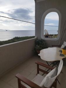拉斐那Indigo的一个带桌椅的海景阳台