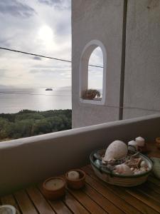 拉斐那Indigo的阳台设有海景窗户。