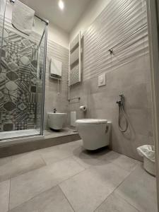 那不勒斯B&B Pantarei Napoli的带淋浴、卫生间和盥洗盆的浴室
