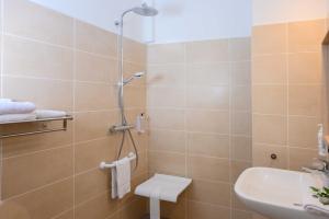 丰维耶贝莱索酒店的带淋浴和盥洗盆的浴室