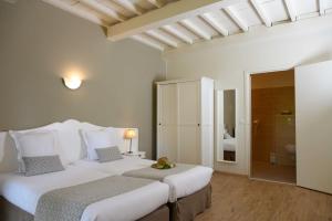 丰维耶贝莱索酒店的一间带两张床的卧室和一间浴室