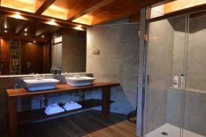 布罗托Hotel Rural El Portón de Murillo的一间带两个盥洗盆和淋浴的浴室