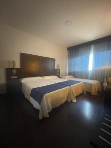 莫内斯特里奥里奥24小时综合酒店的一间设有大床和窗户的酒店客房