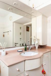 荷兹利亚Cosy room near IDC & Center- Herzliya Homestay的一间带水槽和大镜子的浴室