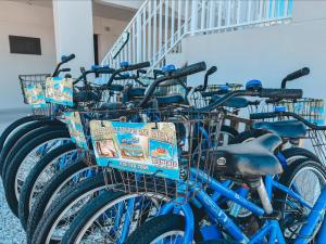 萨尼贝尔埃兰德旅馆的停在大楼旁边的一排蓝色自行车