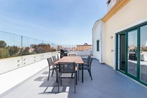 卡斯卡伊斯Cascais Duplex Apartment的阳台的天井配有桌椅