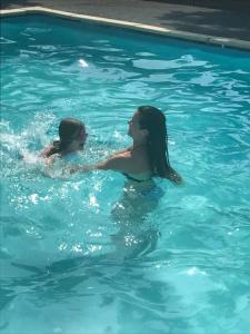 伍拉科姆Horizons的两个女孩在游泳池游泳