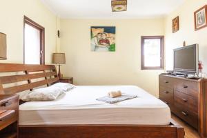 荷兹利亚Cosy room near IDC & Center- Herzliya Homestay的一间卧室配有一张床和一台平面电视