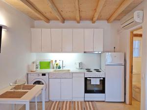 提诺斯K-Homes Superior double的厨房配有白色橱柜和白色冰箱。