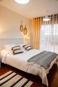 圣维森特-德拉巴尔克拉Apartamentos Costa Norte的卧室设有一张白色大床和一扇窗户。