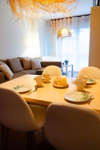 圣维森特-德拉巴尔克拉Apartamentos Costa Norte的餐桌、椅子和沙发