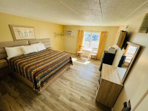 大洋城海岸旅馆 - 大洋城的酒店客房设有床和窗户。