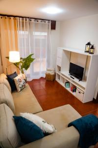 圣维森特-德拉巴尔克拉Apartamentos Costa Norte的带沙发和电视的客厅