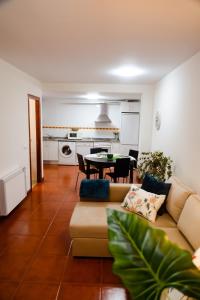 圣维森特-德拉巴尔克拉Apartamentos Costa Norte的客厅配有沙发和桌子