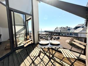 普洛埃默T2 neuf Top Cocooning – Terrasse – Face à la mer的街景阳台的餐桌