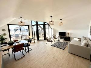 普洛埃默T2 neuf Top Cocooning – Terrasse – Face à la mer的客厅配有沙发和桌子
