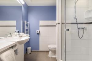 梅斯ACE Hôtel Metz的浴室配有卫生间水槽和淋浴。