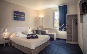 梅斯ACE Hôtel Metz的配有一张床和一张书桌的酒店客房