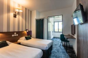 罗卡马杜尔日拉斯艾玛德日恩酒店的酒店客房配有两张床和一张书桌
