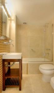 布宜诺斯艾利斯泰姆霍精品酒店的浴室配有卫生间、盥洗盆和淋浴。