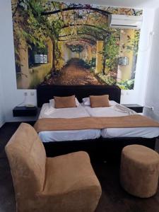 苏塞Hotel Diar Meriam的一间卧室设有两张床,墙上挂着一幅画