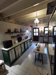 奥莫多斯斯达克伊亚尼酒店的一间带桌子的客厅和一间厨房