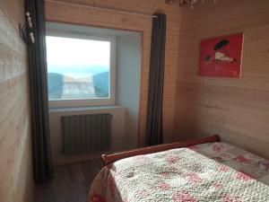 沃雷Gîte du Bachat的一间卧室设有一张床和一个窗口
