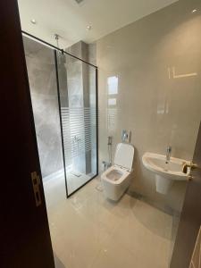 利雅德Al Narjes Villas & Apartments的浴室配有卫生间、盥洗盆和淋浴。