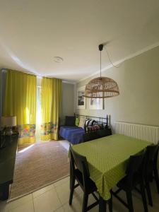 雷夫卡达镇Lefkas Marine Apartment的客厅配有桌子和沙发