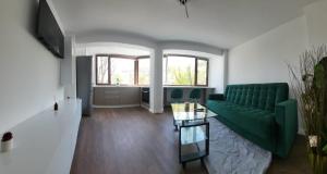 SeleuşRacosim Residentials的客厅配有绿色沙发和桌子