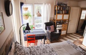科科拉Erillinen ilmastoitu vierassviitti, Kokkola的一间卧室配有桌椅和一张书桌