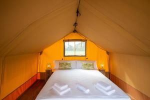 TerradesGlamping VALL de CODÓ的帐篷内一间卧室,配有一张大床