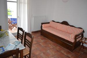 埃弗勒莫纳斯玛丽安妮公寓酒店的客厅配有一张沙发、桌子和椅子