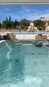 阿尔塔Agroturisme Son Cardaix的度假村内的一个蓝色海水游泳池