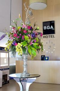布卡拉曼加BGA酒店 的花瓶,在桌子上满是鲜花