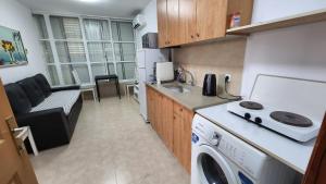 里雄莱锡安city holiday的一间厨房,在房间内配有洗衣机和烘干机