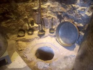 AshtarakYeganyans Guest House and Wine Yard的一间位于洞穴内的带卫生间的肮脏浴室