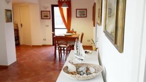 加埃塔Gaeta Villino Isabella的厨房以及带桌椅的用餐室。