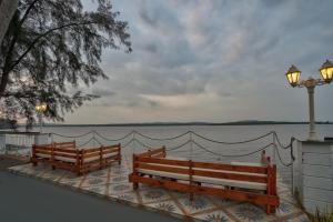 帕纳吉Blu Missel By The River的两根木凳,坐在水体旁边
