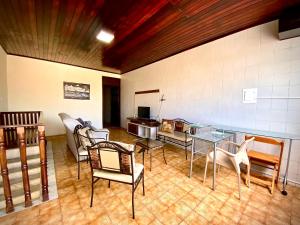 阿拉卡茹Casa no Centro, Home Office com ar condicionado的客厅配有椅子和玻璃桌