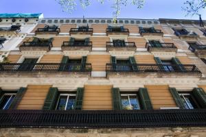巴塞罗那巴塞罗那伯恩旅舍的一座高高的建筑,设有窗户和阳台