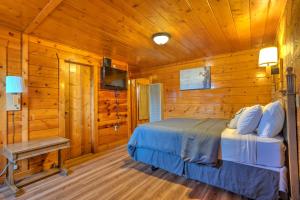 萨利达Lodge at Poncha Springs的小木屋内一间卧室,配有一张床