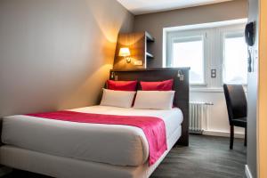 拉波勒斯涛特尔杜纳酒店的一间卧室配有一张带红色枕头的大床