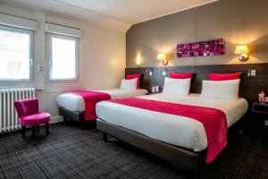 拉波勒斯涛特尔杜纳酒店的酒店客房,设有两张床和一张粉红色的椅子