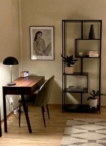 华沙Soul Apartment的一张桌子和一把椅子