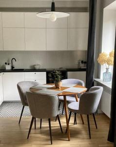 华沙Soul Apartment的厨房里配有餐桌和椅子