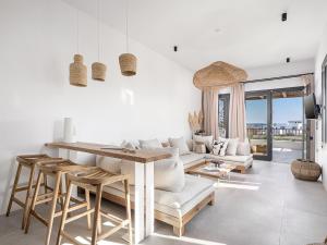 阿达玛斯Athina Milos Suites的客厅配有白色家具和桌子