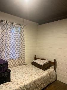 迦太基Casa Vista Cafe的一间卧室设有一张床和一个窗口
